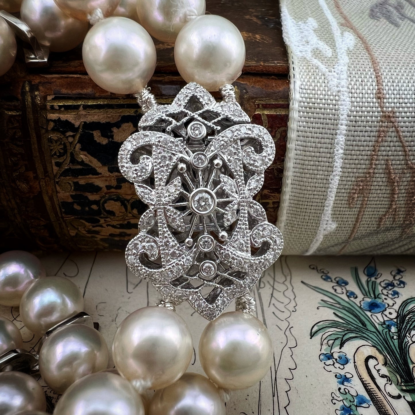 Bracciale vintage in perle Akoya con chiusura importante in oro bianco e diamanti – Anni ’60