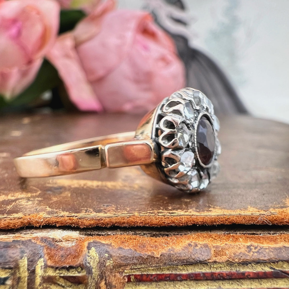 Anello margherita con granato rosato e diamanti, oro 18k – Italia, anni ’40