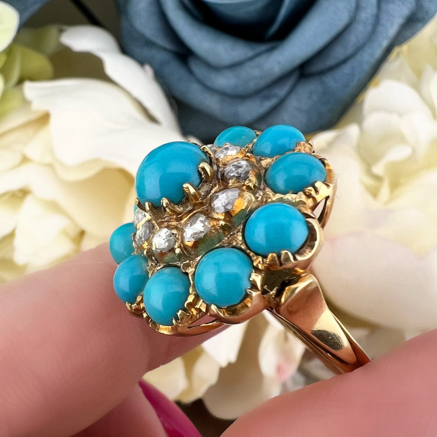 Grande anello a grappolo “Cluster” vittoriano con turchesi cabochon e diamanti “a notte”