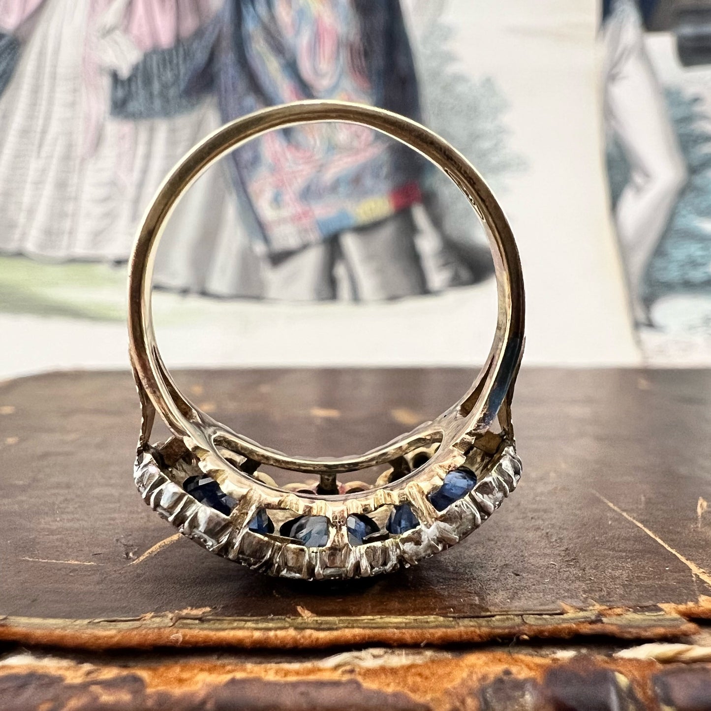 Grande anello trilogy con tre zaffiri naturali per 5 ct e diamanti – Italia, circa 1970 oro 18k