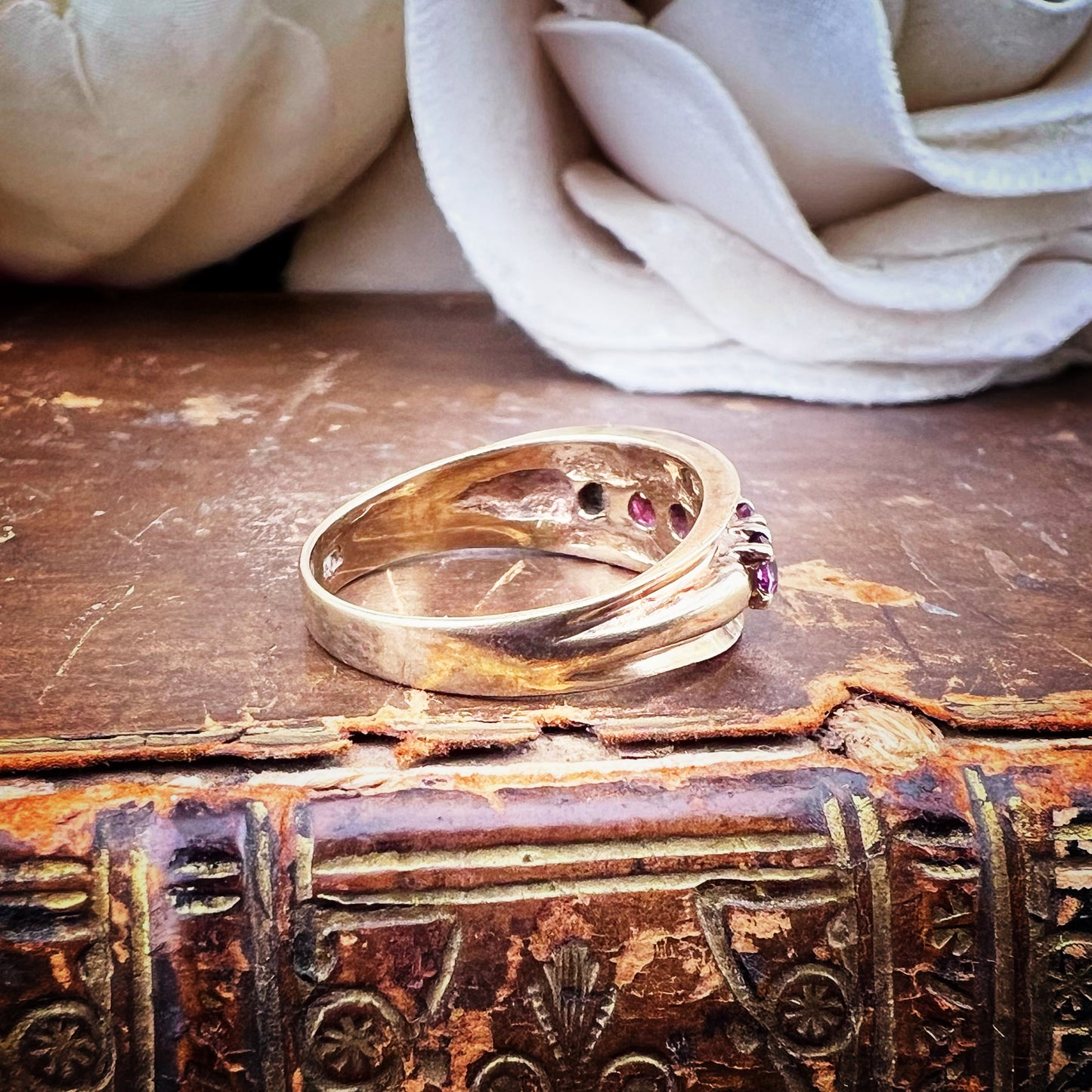 Anello vintage in oro giallo con rubini  – Londra, 1977