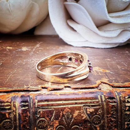 Anello vintage in oro giallo con rubini  – Londra, 1977