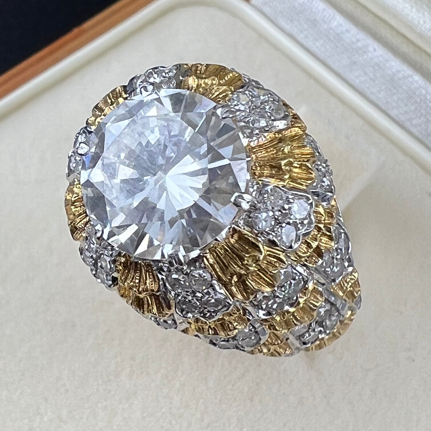 Anello Buccellati oro 18 kt bianco e giallo e diamante 2.70 ct GIA