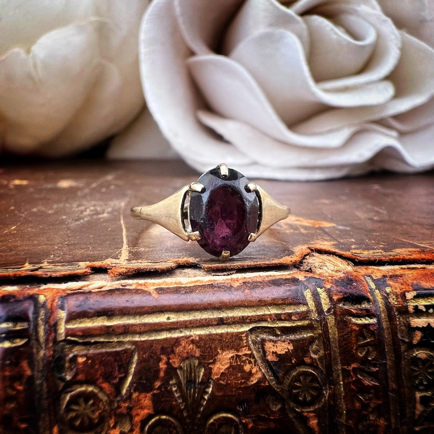 Anello vintage solitario con granato ovale – oro 9 carati, anni ’70