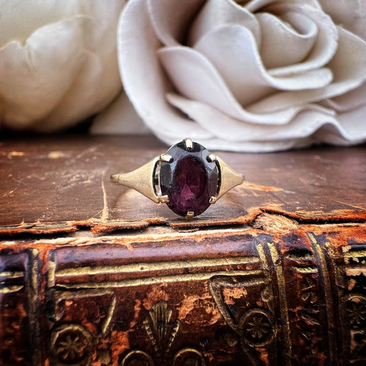 Anello vintage solitario con granato ovale – oro 9 carati, anni ’70