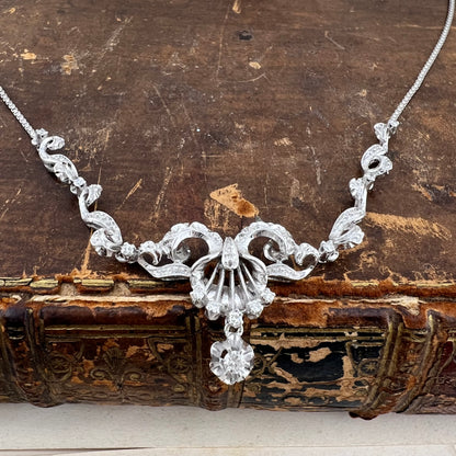 Collier in oro bianco 18k e diamanti a volute – Italia, circa 1950