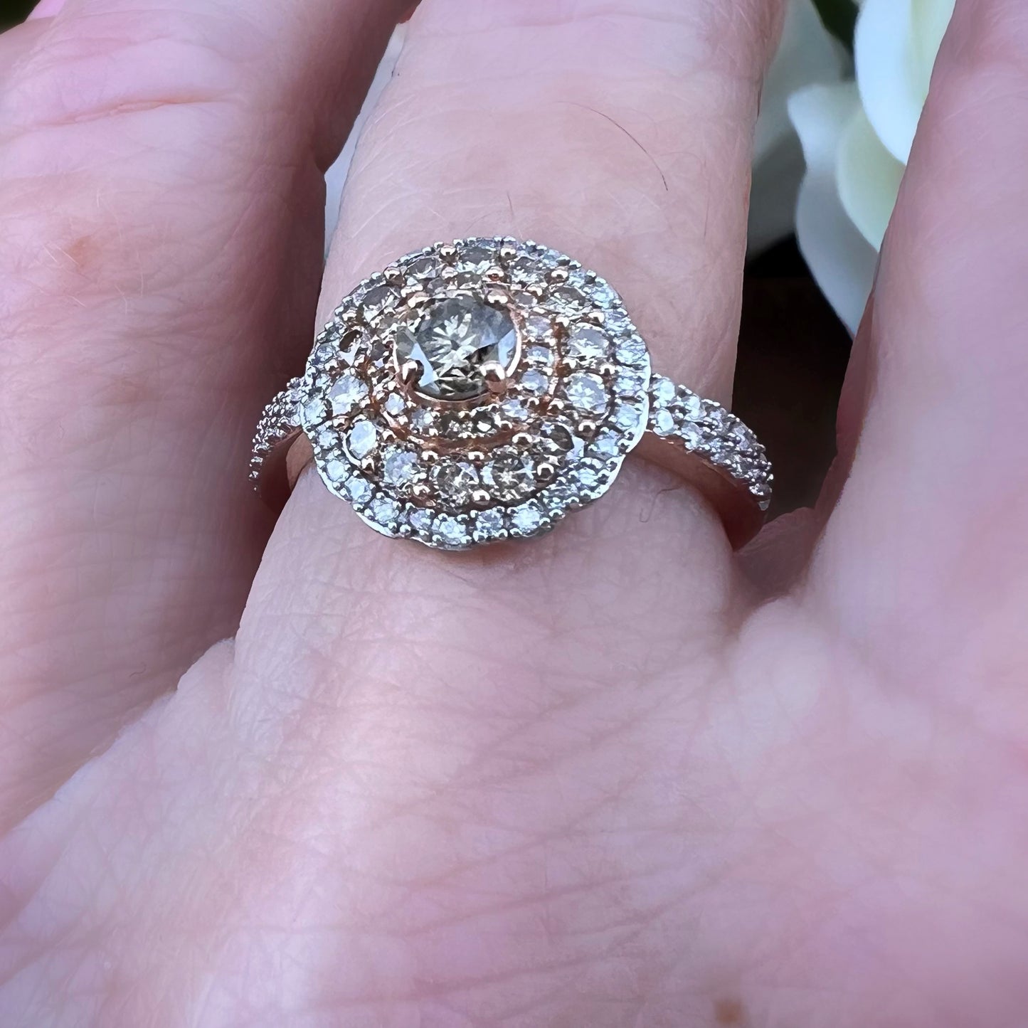 Anello vintage in oro 9k e diamanti bianchi e brown.