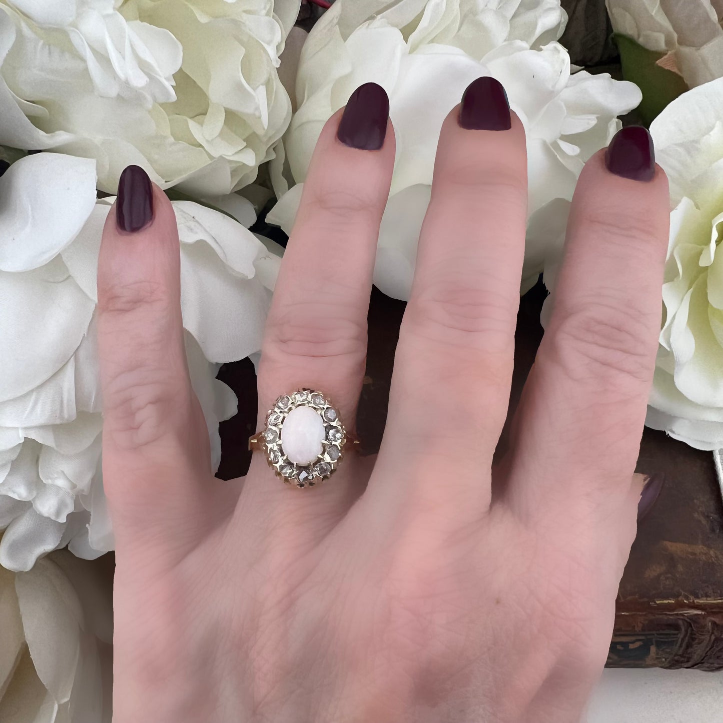 Anello inglese antico edoardiano 1900-1915 in oro giallo 18k, opale cabochon e diamanti