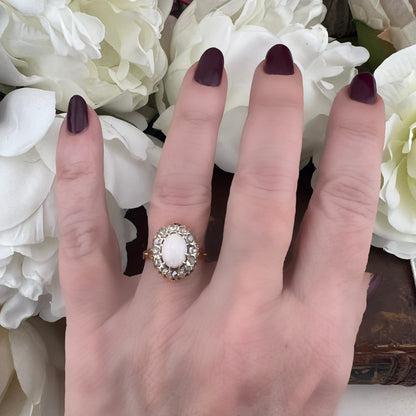 Anello inglese antico edoardiano 1900-1915 in oro giallo 18k, opale cabochon e diamanti