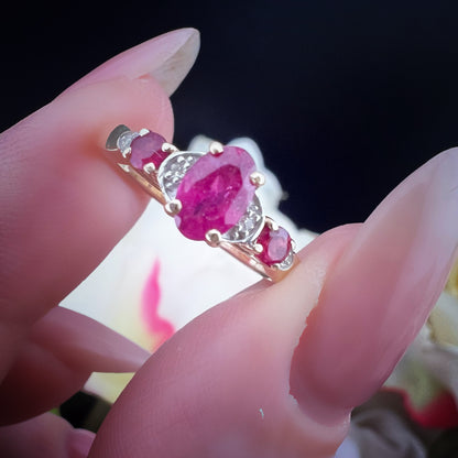 Anello inglese in oro rubino e diamanti c. 1980