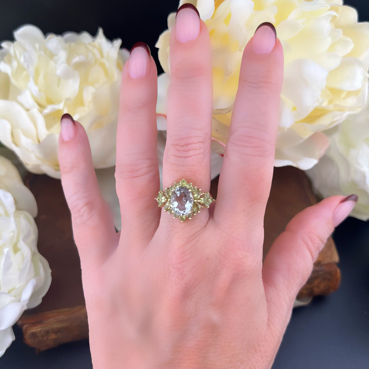 Anello con acquamarina centrale e fogliette di olivina in oro giallo