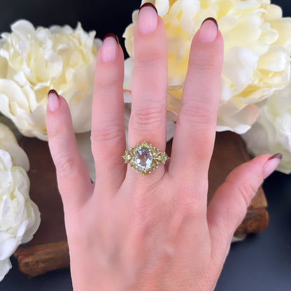 Anello con acquamarina centrale e fogliette di olivina in oro giallo