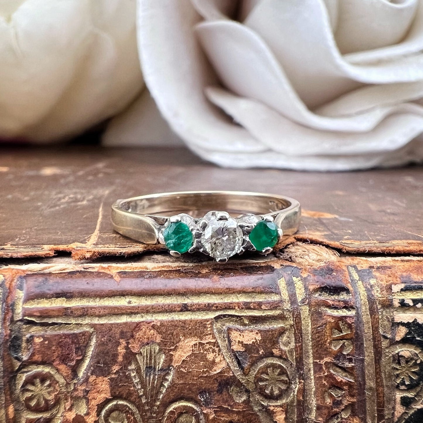 Anello Vintage Trilogy con Diamante e Smeraldi – 1981, Londra