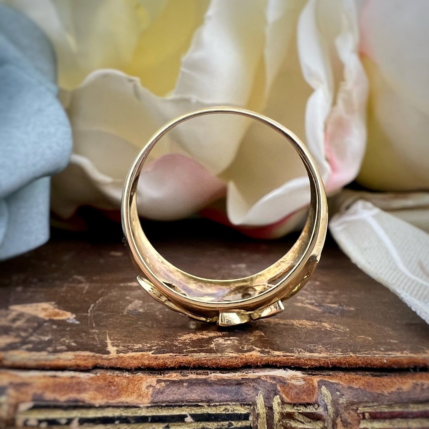 Anello italiano vintage a fascia in oro 750 zaffiri e diamanti
