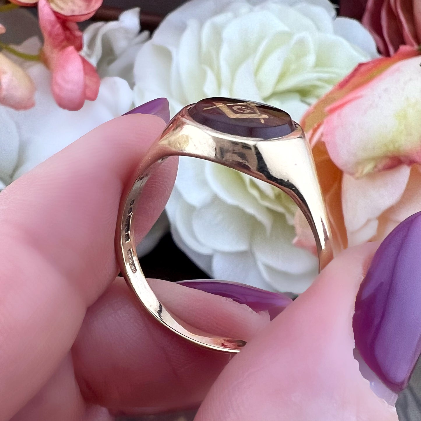 Anello chevalier massonico in oro 9k con corniola incisa del 1974