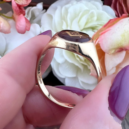 Anello chevalier massonico in oro 9k con corniola incisa del 1974