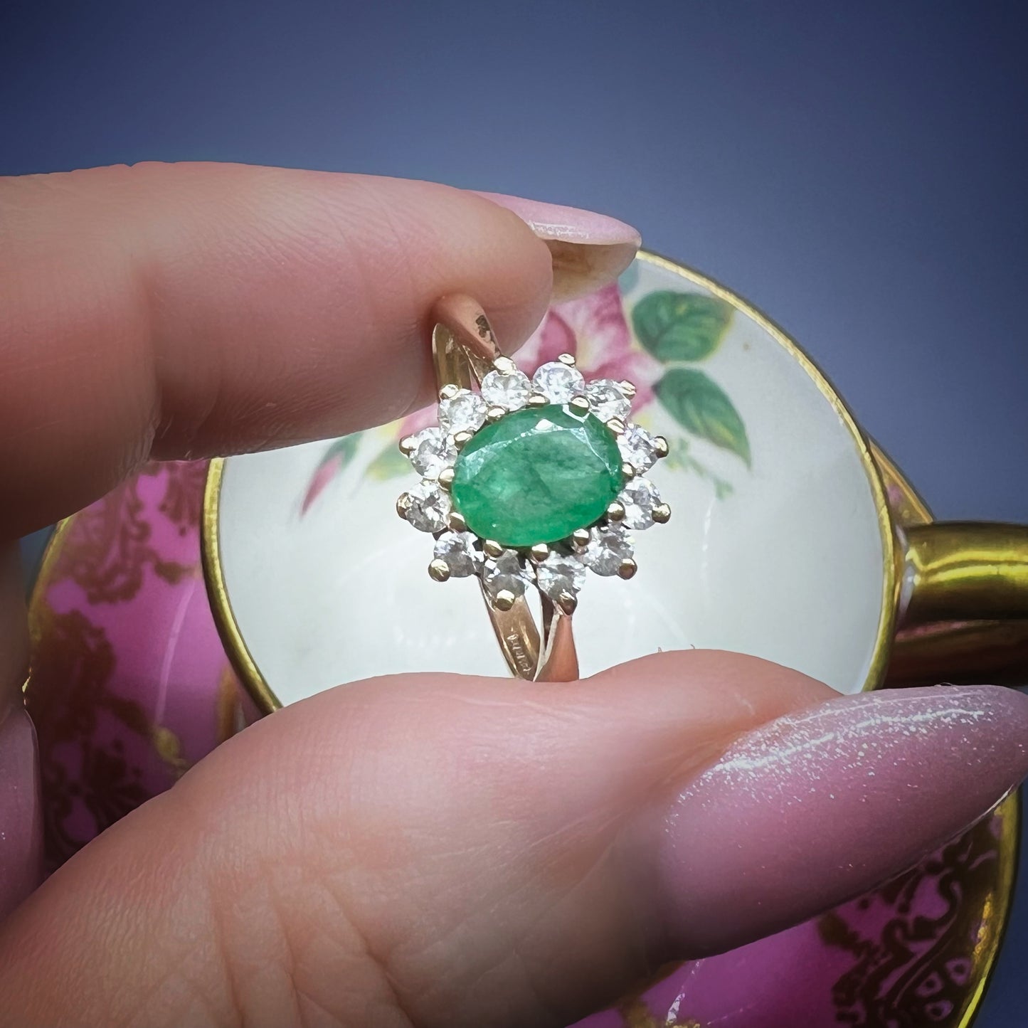 Anello vintage a margherita in oro con smeraldo – Birmingham, 1984