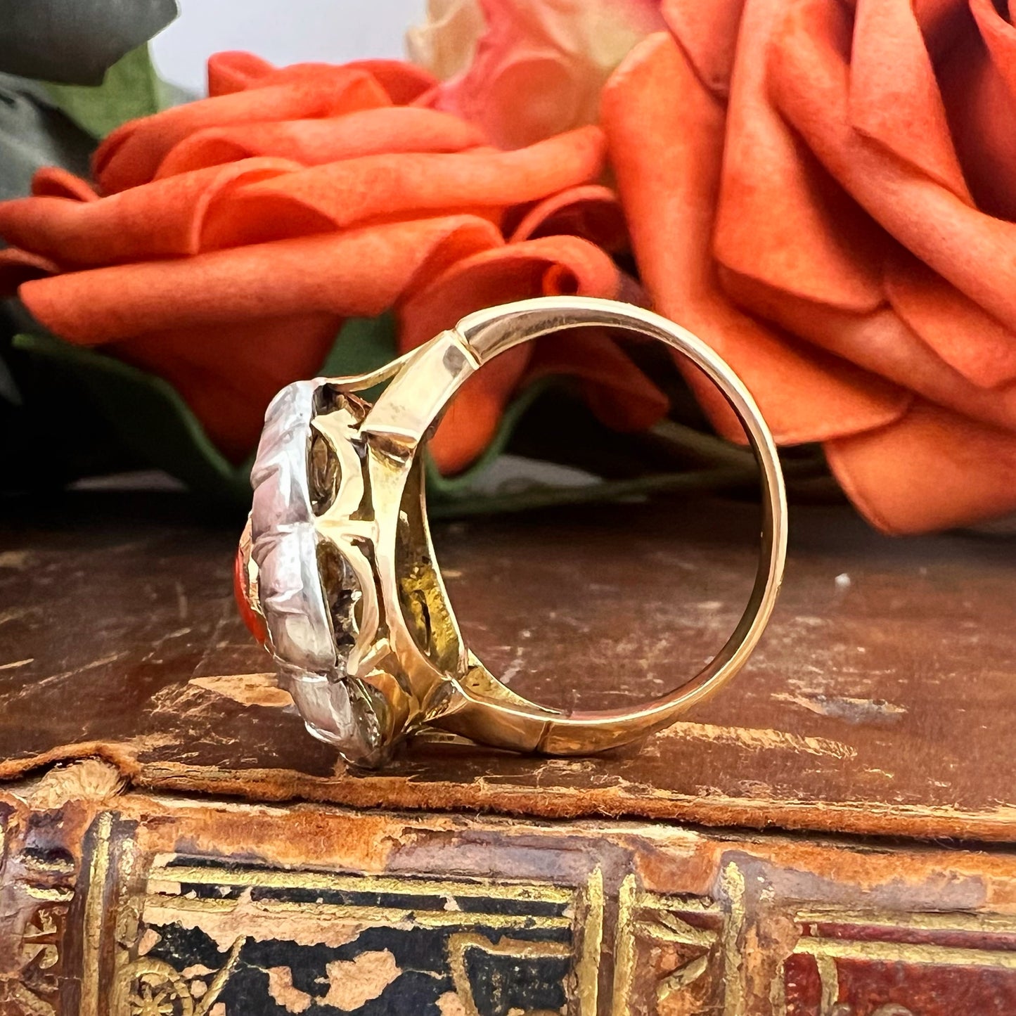 Anello in oro 18k diamanti e corallo. Italia fine 800