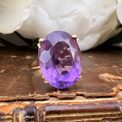 Anello cocktail in oro 9k con ametista taglio ovale ct 9.6, Inghilterra anni ‘60