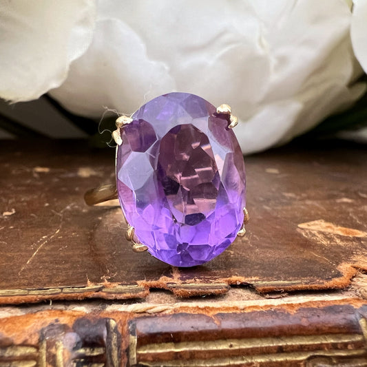 Anello cocktail in oro 9k con ametista taglio ovale ct 9.6, Inghilterra anni ‘60