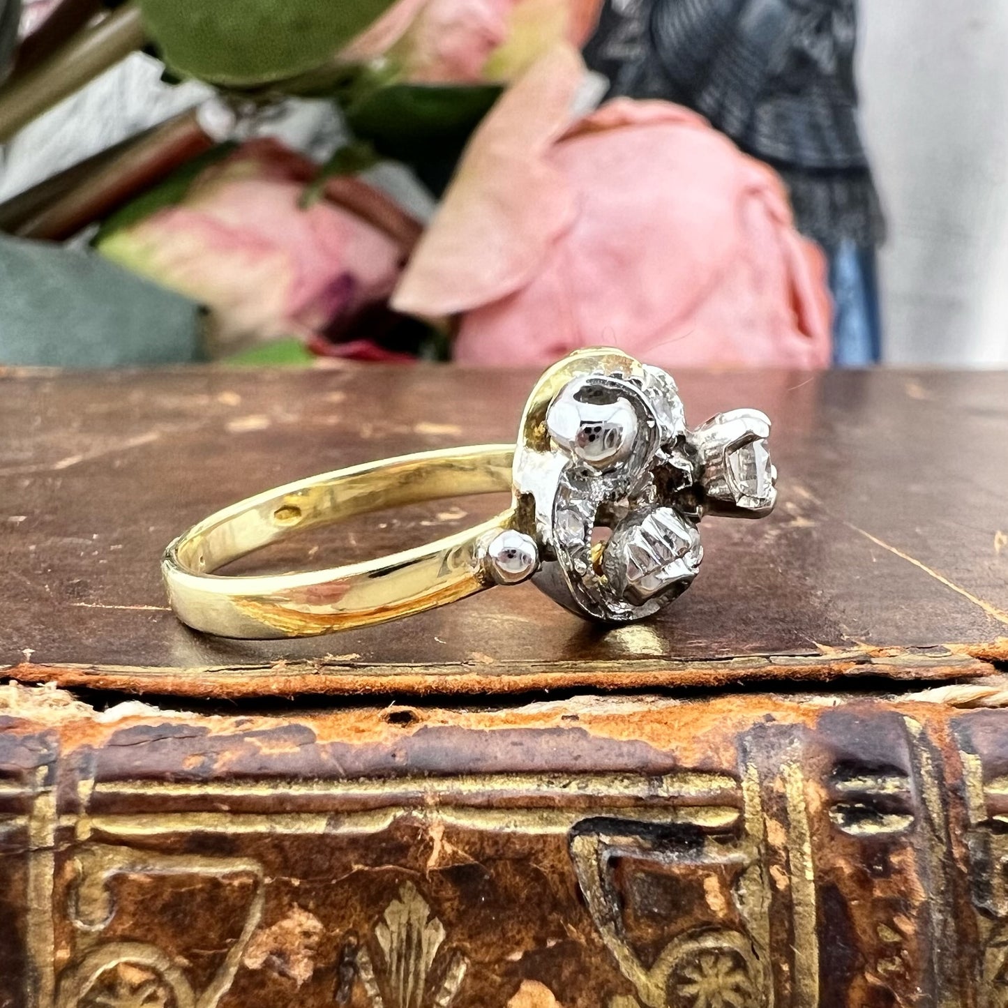 Anello in oro giallo e oro bianco 18 kt con diamanti, Italia, circa 1930