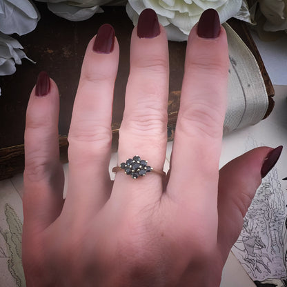 Anello margerita losangata in oro giallo 9 ct con zaffiri. Londra 1984