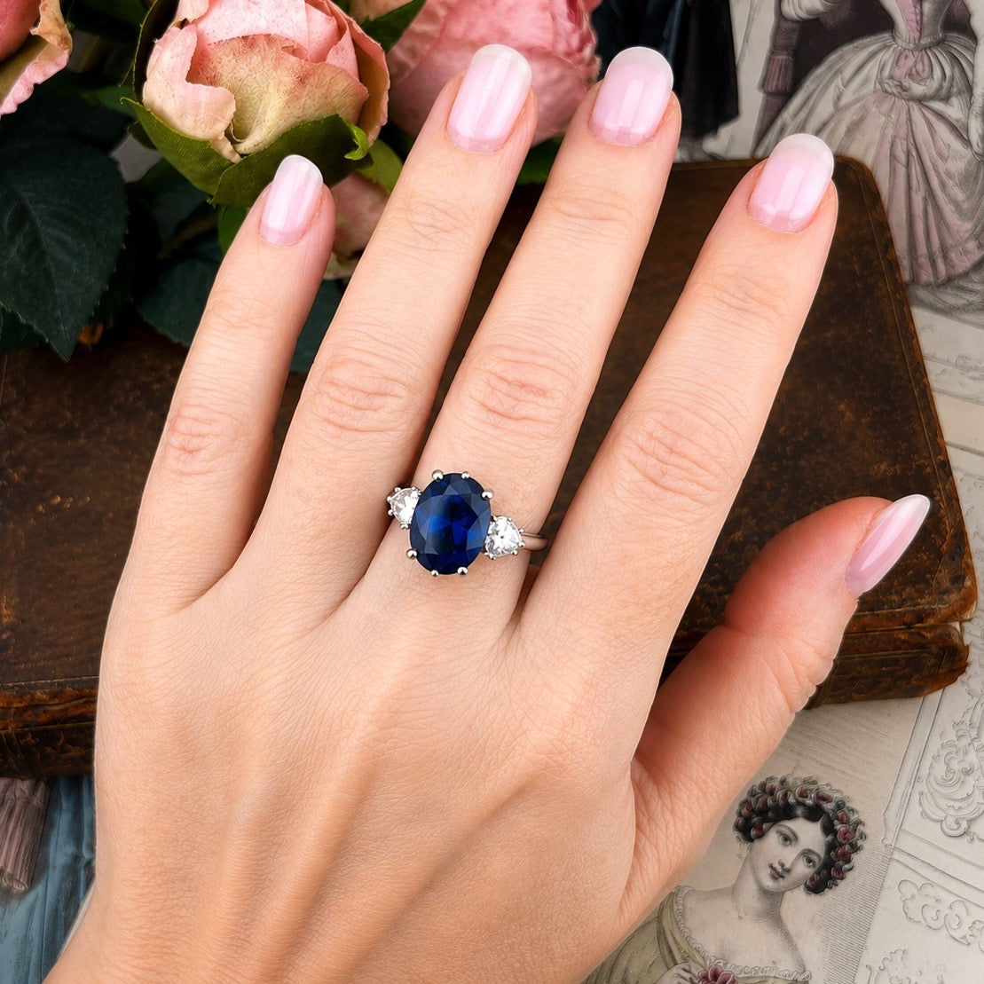 Importante anello trilogy in oro bianco 18 kt con zaffiro naturale da 6 ct e diamanti a goccia da 1,80 ct. complessivi