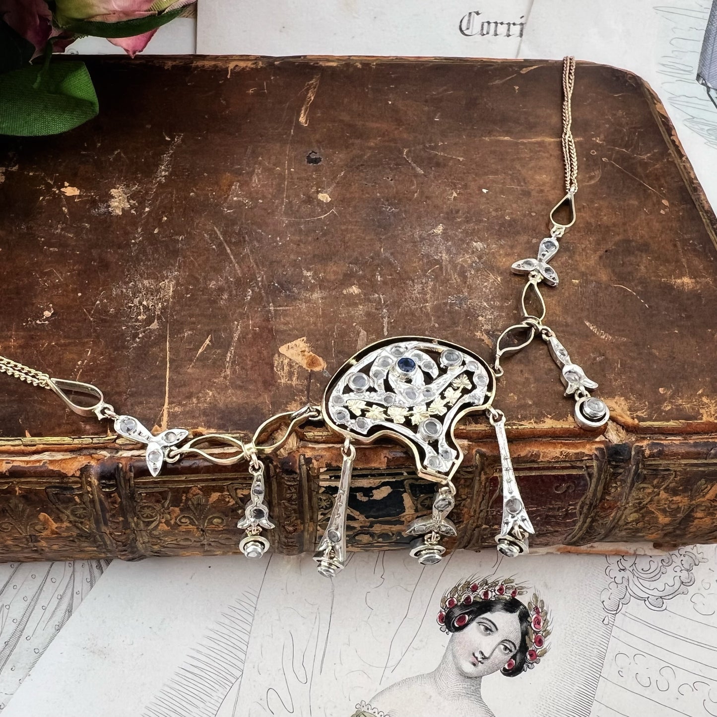 Collier Art Nouveau in oro 9 carati e argento con diamanti a taglio rosa e zaffiro centrale