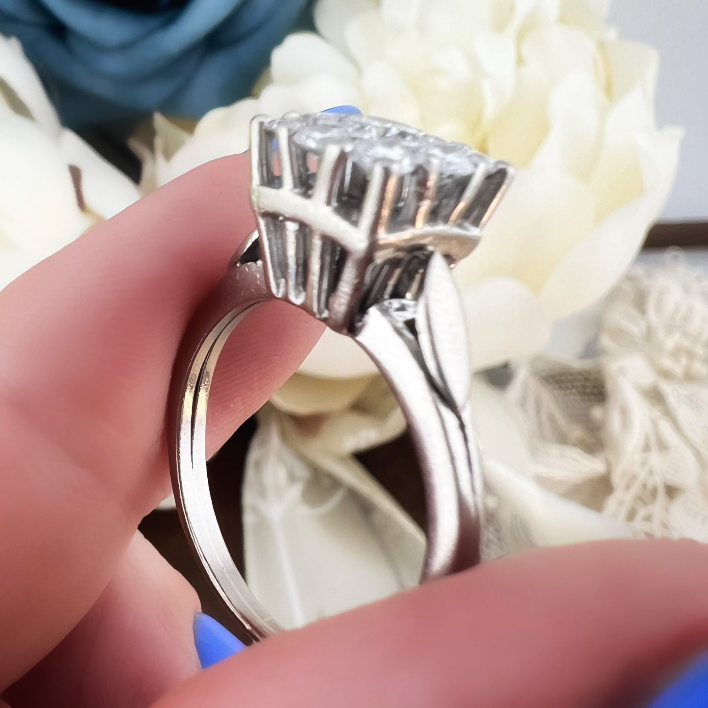Anello a margherita quadrata struttura architettonica in oro bianco 18k e diamanti