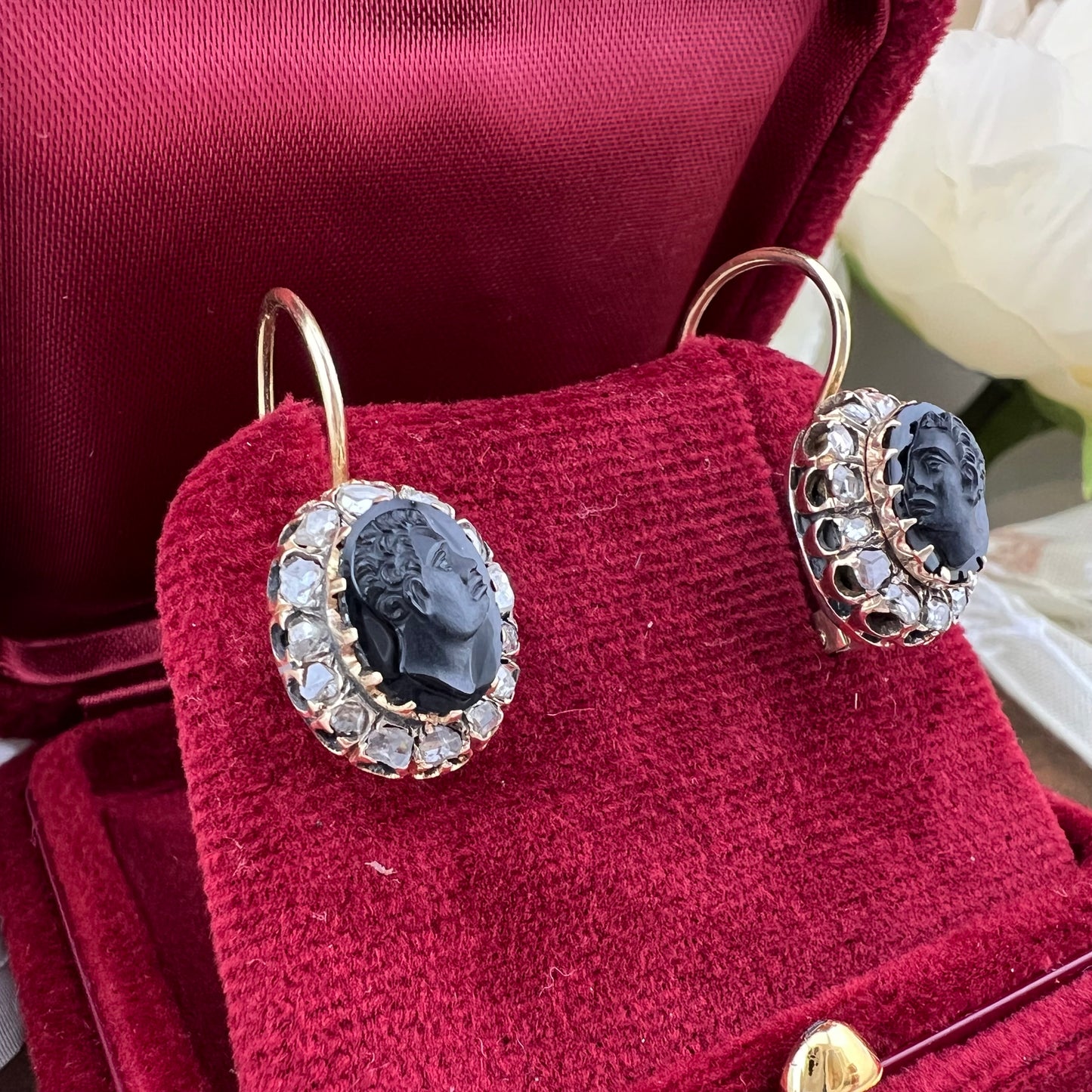 Parure ottocentesca veneziana con Moretti in materiale lapideo e diamanti a rosetta. Oro 18 ct