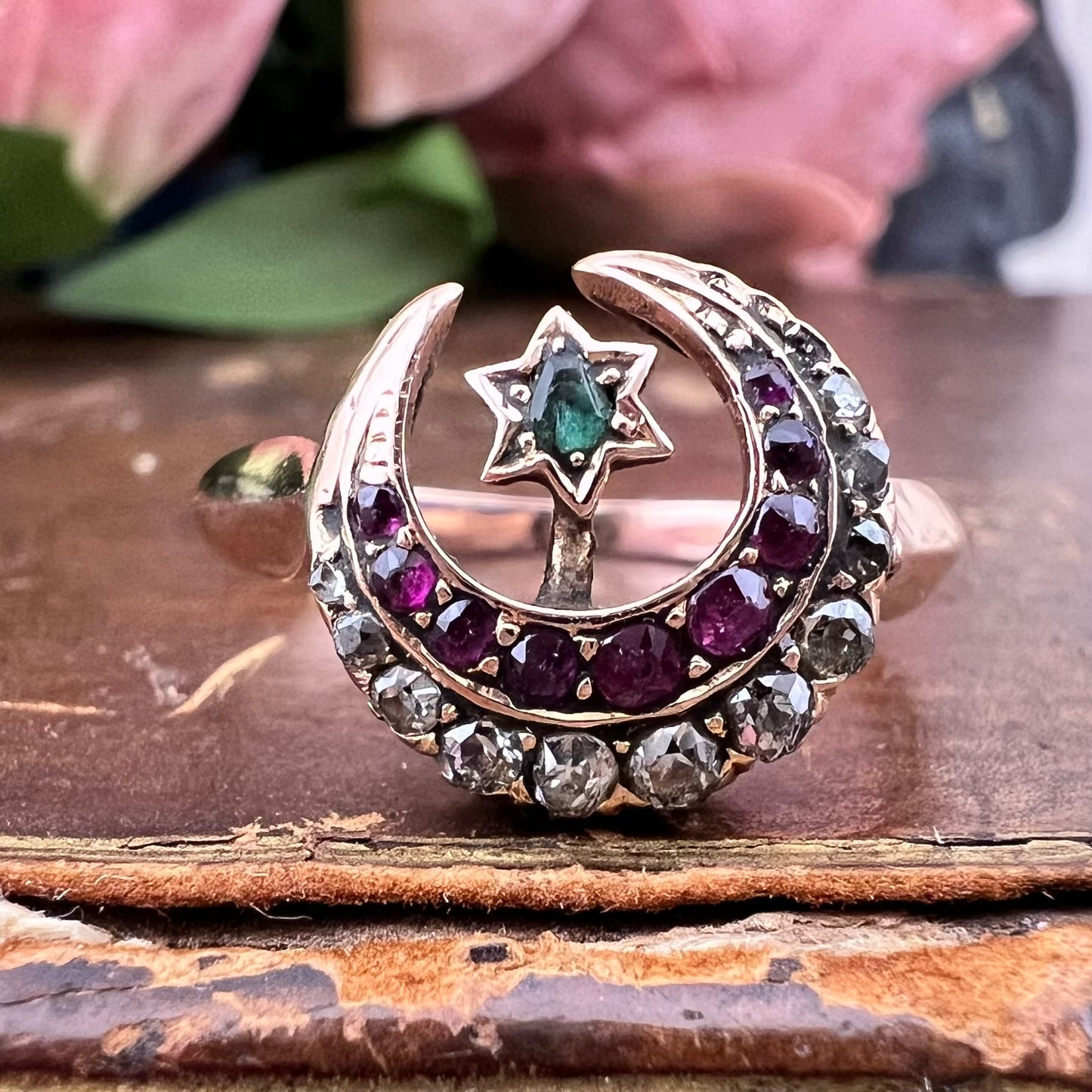 Anello vittoriano con motivi celesti. Oro rubini, diamanti e smeraldo.