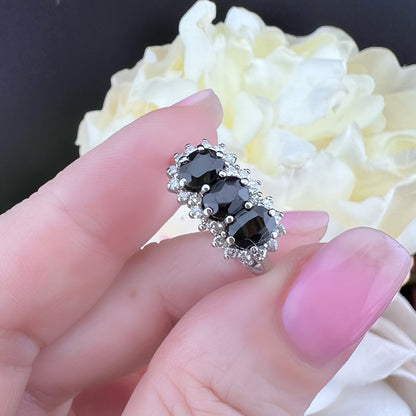 Anello Vintage in Oro Bianco 9 ct con Zaffiri e Diamanti – Londra, 1987