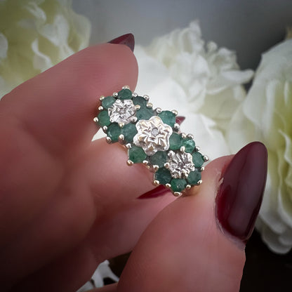 Anello a tre margherite di smeraldi