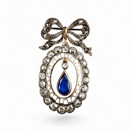 Deliziosa spilla Belle Époque in oro con fiocco, diamanti old mine e zaffiro pendente