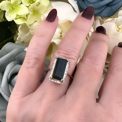 Anello in oro con grandidierite e diamanti baguette