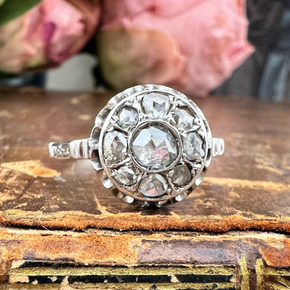 Anello Liberty anni ’20 con diamanti a motivo floreale in oro bianco 18 kt