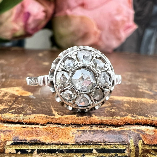 Anello Liberty anni ’20 con diamanti a motivo floreale in oro bianco 18 kt
