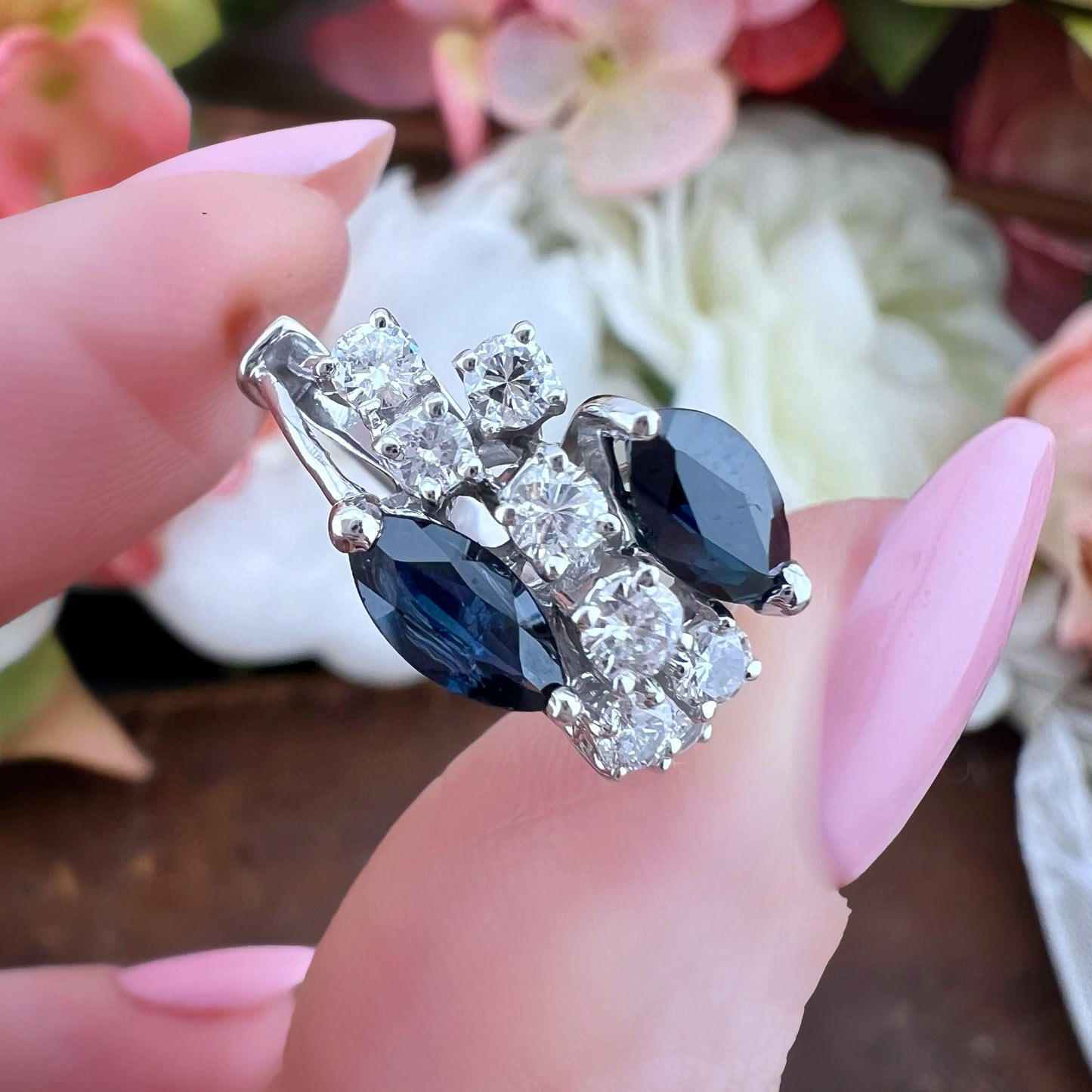 Anello vintage in oro bianco 18k con zaffiri marquise e diamanti