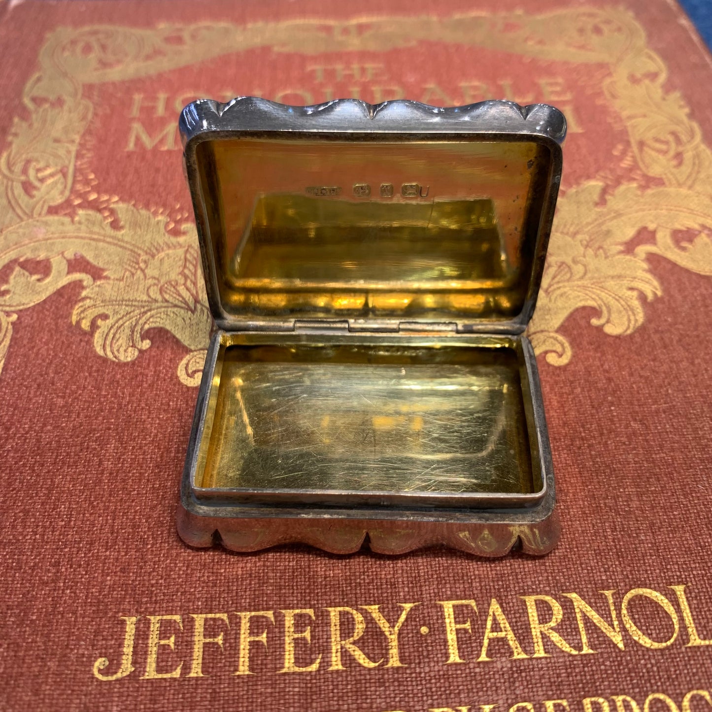 Antica piccola tabaccheria da tabacco da fiuto realizzata in argento a Birmingham nel 1897 da Cornelius Desormeaux Saunders & James Francis Hollings (Frank) Shepherd