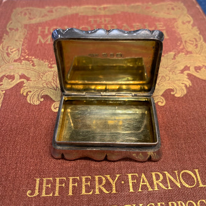 Antica piccola tabaccheria da tabacco da fiuto realizzata in argento a Birmingham nel 1897 da Cornelius Desormeaux Saunders & James Francis Hollings (Frank) Shepherd