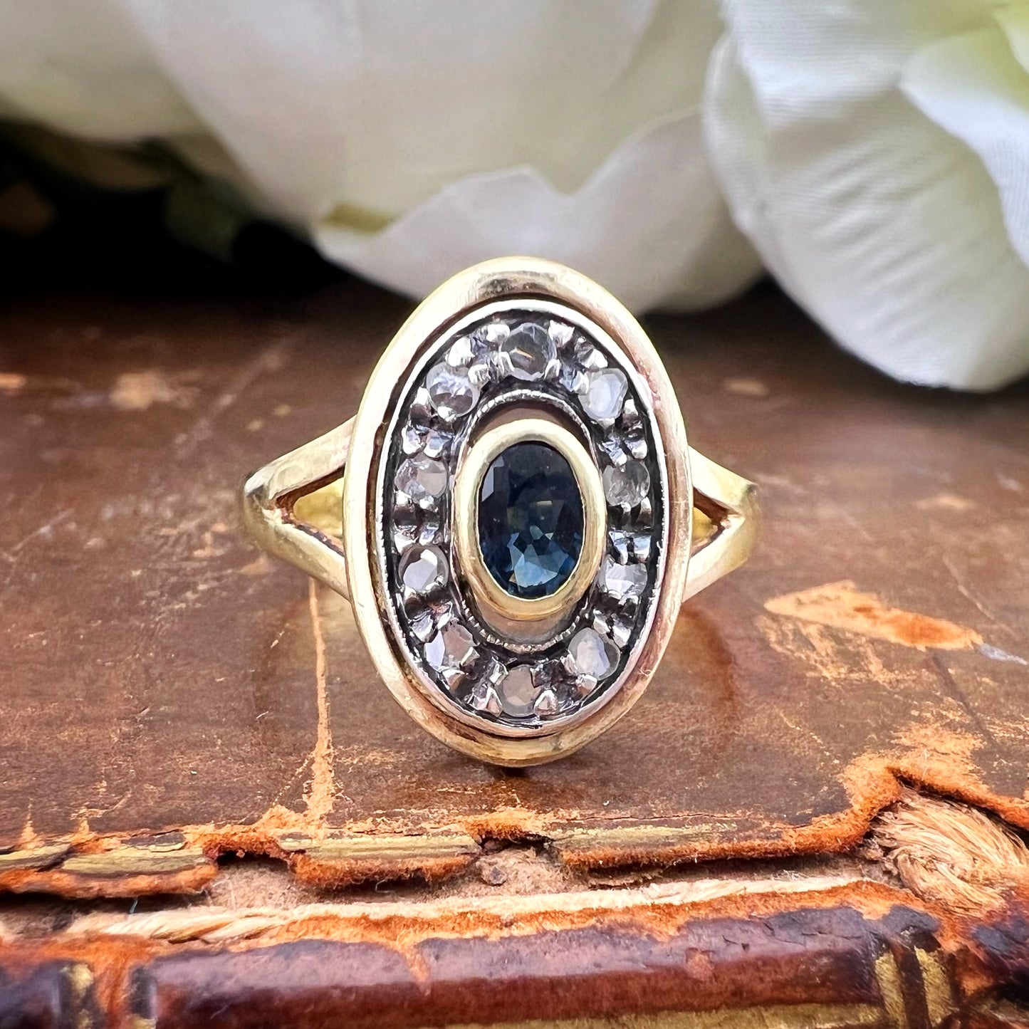 Anello Margherita ovale in oro 18 ct, zaffiro e diamanti a rosetta