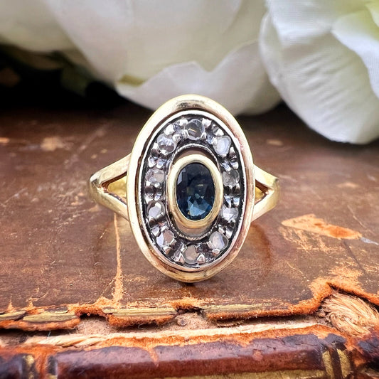 Anello Margherita ovale in oro 18 ct, zaffiro e diamanti a rosetta