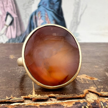 Grande anello chevalière in oro 18 carati e corniola. Italia 1970
