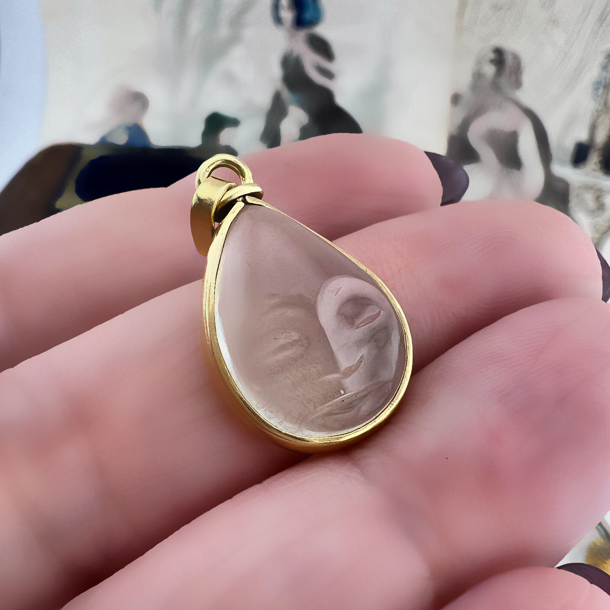 Pendente “volto della luna” in pietra di luna e oro 18 k– Europa, anni ’60