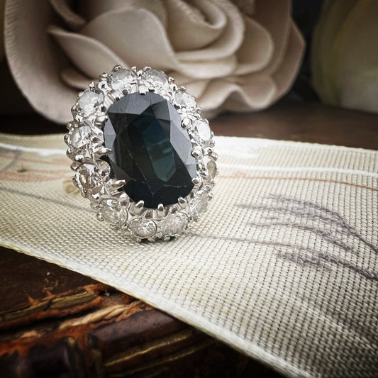 Anello a margherita in oro 18 ct con zaffiro e diamanti