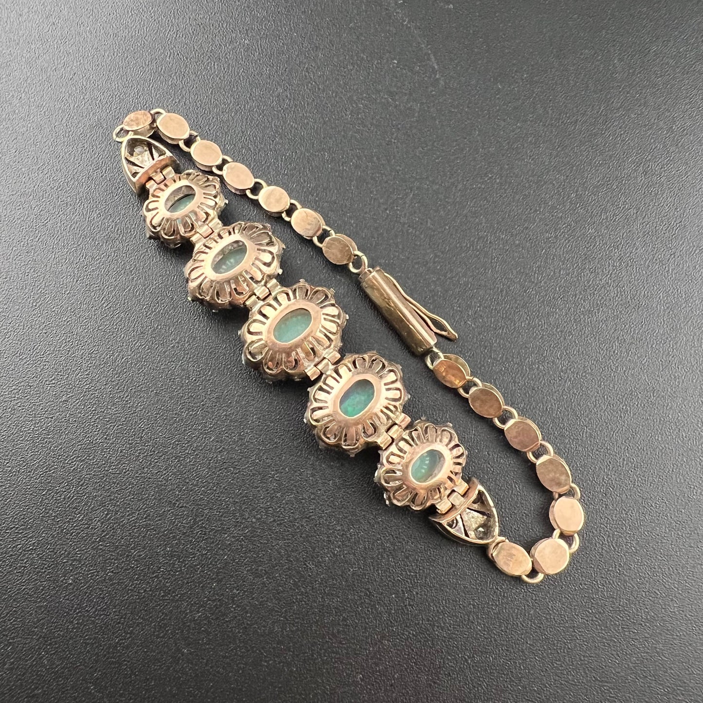 Bracciale con opali e zaffiri bianchi in oro 9 ct. e argento. Inghilterra anni ‘60