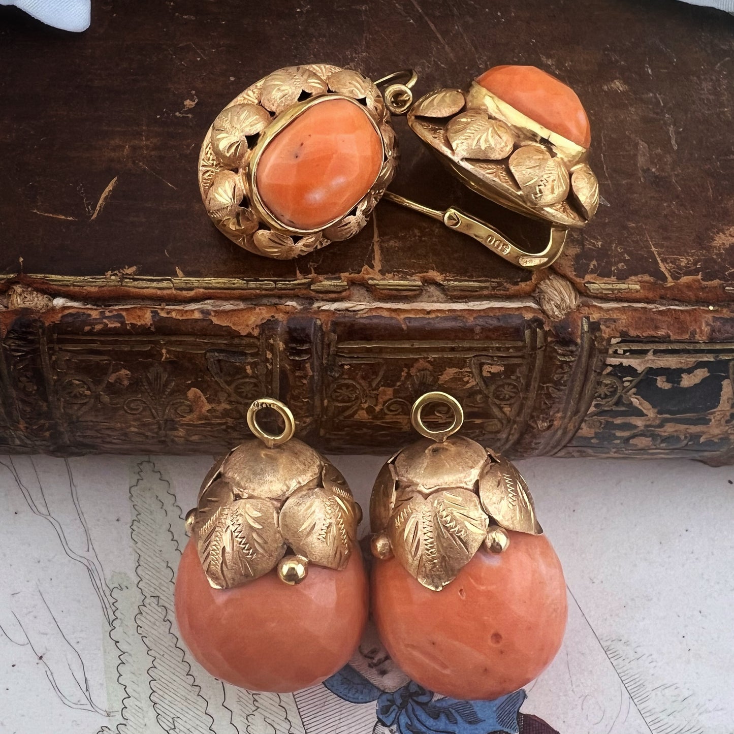 Orecchini in oro e corallo, giorno e notte