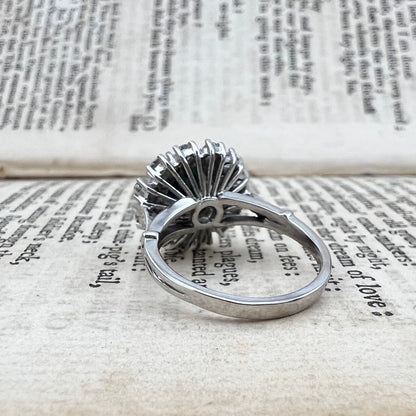 Anello vintage a margherita ovale con zaffiro e diamanti