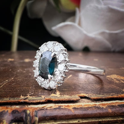 Anello a margherita in oro 18 ct con diamanti e zaffiro
