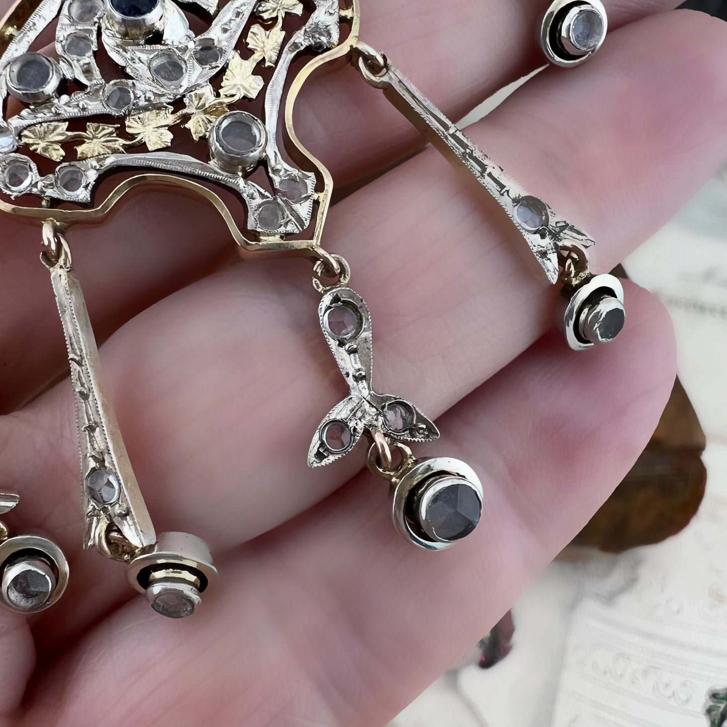 Collier Art Nouveau in oro 9 carati e argento con diamanti a taglio rosa e zaffiro centrale